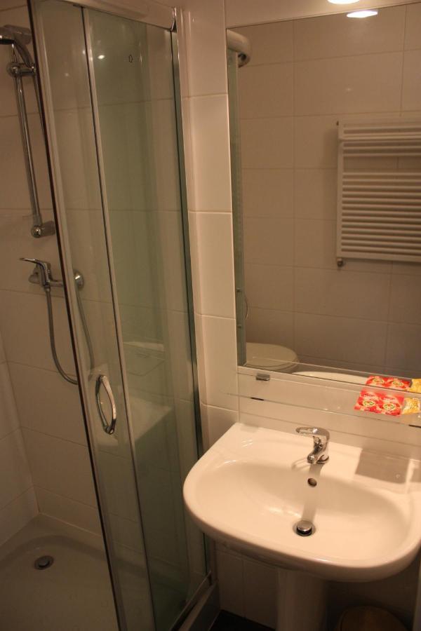 Hotel Piemont Pabianice Oda fotoğraf